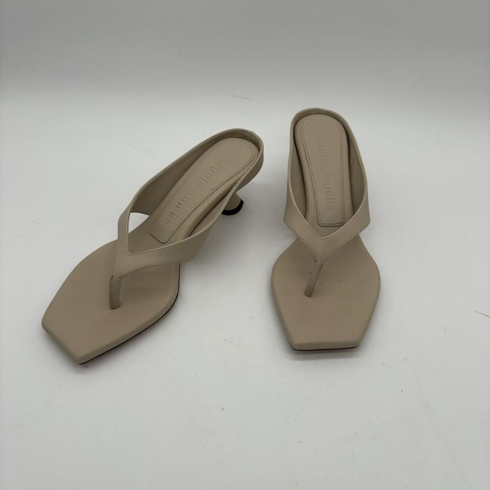 STUDIO AMELIA Cream Leather Thong Sandal with Sculpted Heel